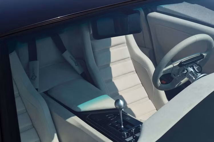 Về nội thất, Eccentrica Cars đã kết hợp nội thất của Diablo cổ điển với các chi tiết hiện đại như màn hình kỹ thuật số dành cho người lái và hệ thống thông tin giải trí kéo dài gần đến trung tâm bảng điều khiển.