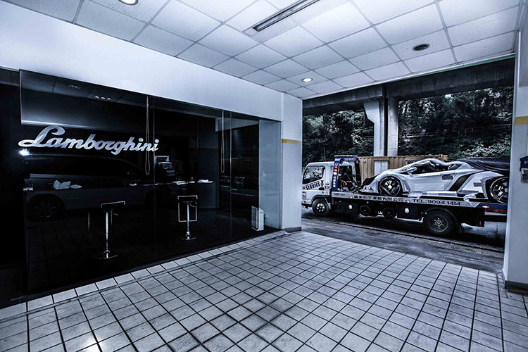 Dù ở phiên bản nào, Lamborghini Veneno cũng đều dùng động cơ xăng V12, hút khí tự nhiên, dung tích 6,5 lít lấy từ Aventador. Tuy nhiên, động cơ này được cải tiến để tạo ra công suất tối đa 750 mã lực và mô-men xoắn cực đại 690 Nm.