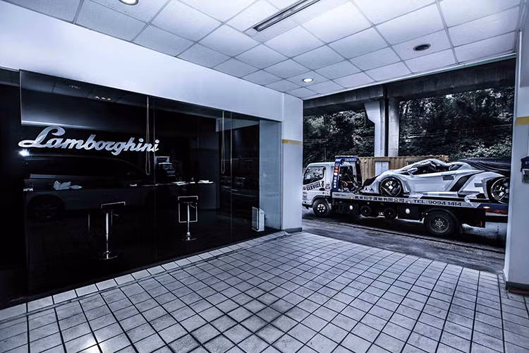 Dù ở phiên bản nào, Lamborghini Veneno cũng đều dùng động cơ xăng V12, hút khí tự nhiên, dung tích 6,5 lít lấy từ Aventador. Tuy nhiên, động cơ này được cải tiến để tạo ra công suất tối đa 750 mã lực và mô-men xoắn cực đại 690 Nm.