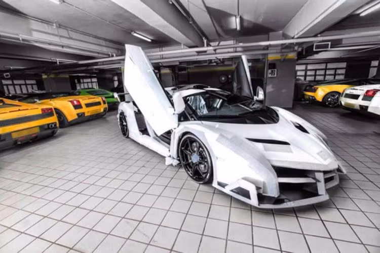 Siêu xe Lamborghini Veneno hàng hiếm này có thể tăng tốc từ vị trí xuất phát lên 100 km/h chỉ sau thời gian 2,9 giây trước khi đạt tốc độ tối đa 355 km/h.