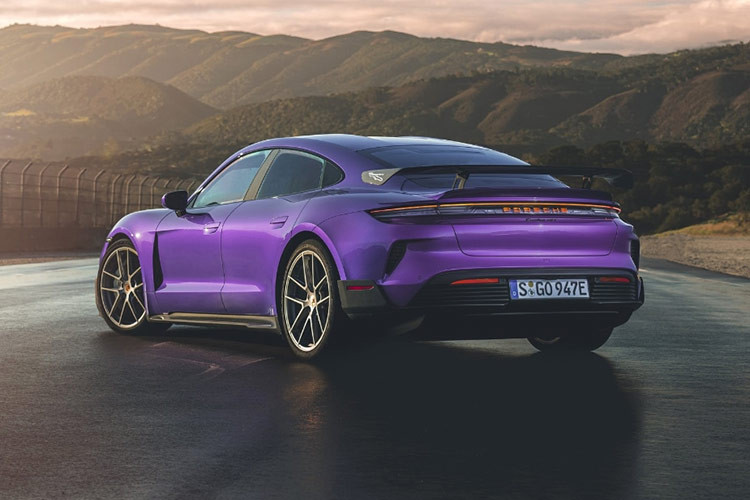 Cụ thể, Porsche Taycan Turbo GT chạy điện được trang bị hai môtơ điện, công suất tiêu chuẩn 777 mã lực và mô-men xoắn 1.339 Nm. Xe có thể đạt công suất 1.019 mã lực thông qua chế độ mới Attack, hoặc 1.092 mã lực trong 2 giây nhờ chế độ Launch Control.