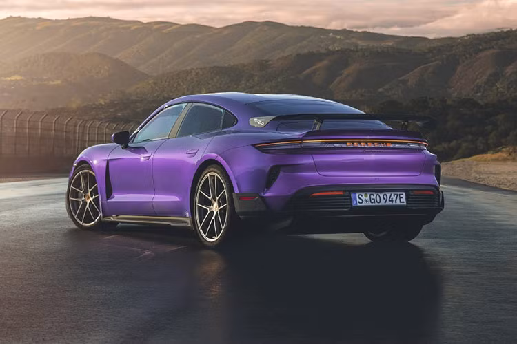 Cụ thể, Porsche Taycan Turbo GT chạy điện được trang bị hai môtơ điện, công suất tiêu chuẩn 777 mã lực và mô-men xoắn 1.339 Nm. Xe có thể đạt công suất 1.019 mã lực thông qua chế độ mới Attack, hoặc 1.092 mã lực trong 2 giây nhờ chế độ Launch Control.