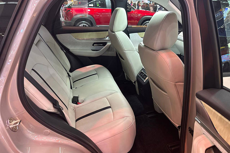 Các trang bị tiêu chuẩn trên mẫu xe này bao gồm cụm đồng hồ đo kỹ thuật số và màn hình thông tin giải trí 12,3 inch; màn hình HUD cỡ 10,4 inch; hệ thống âm thanh Bose 12 loa; sạc không dây…