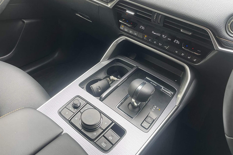 Về trang bị an toàn, Mazda CX-60 được cung cấp một loạt các tính năng như: kiểm soát hành trình thích ứng, hỗ trợ phanh thông minh, cảnh báo lệch làn đường, hỗ trợ giữ làn đường, cảnh báo điểm mù,...