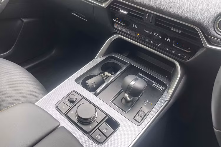 Về trang bị an toàn, Mazda CX-60 được cung cấp một loạt các tính năng như: kiểm soát hành trình thích ứng, hỗ trợ phanh thông minh, cảnh báo lệch làn đường, hỗ trợ giữ làn đường, cảnh báo điểm mù,...