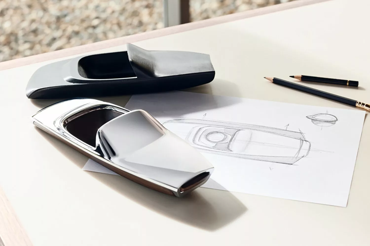 Người mua cũng sẽ tìm thấy nội thất in 3D, có cùng chất liệu da như Rolls-Royce truyền thống. Chúng được ghép với một tài xế, có vẻ như có thân xe bằng nhôm cũng như nắp da. Rolls-Royce không đề cập đến giá cả, nhưng một đại lý đã niêm yết giá xe Rolls-Royce Cameo trên cửa hàng trực tuyến của họ với yêu cầu mức giá 5.500 đô la (gần 130 triệu đồng).