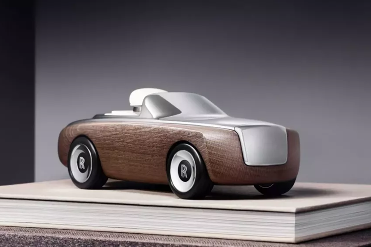 Những chiếc xe Rolls-Royce mui trần siêu sang là biểu hiện cho sự xa xỉ, đẳng cấp của người chơi, nhưng ngày nay, chúng phần lớn đã bị lãng quên. Bentley Azure chỉ còn là ký ức xa vời, trong khi Rolls -Royce Dawn và Phantom Drophead Coupe cũng đã chìm vào dĩ vãng.