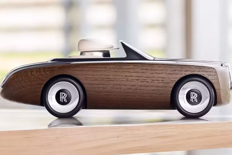 Nhưng giờ đây, Rolls-Royce hiện đã giới thiệu một chiếc xe mui trần mới và bạn có thể mua nó tại các phòng trưng bày cũng như văn phòng riêng của họ, đó là chiếc Rolls-Royce Cameo mui trần với giá cả chỉ bằng 1/100 so với Phantom VIII.