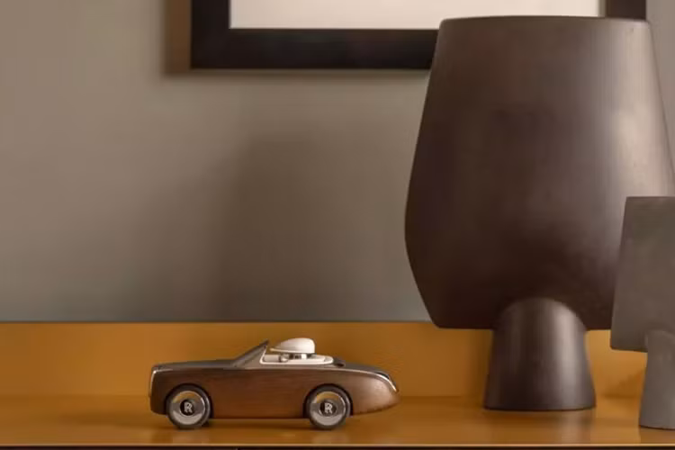 Mặc dù vậy, chiếc xe mui trần này có thiết kế hoàn toàn hiện đại và sử dụng cùng loại vật liệu mà bạn có thể tìm thấy ở một chiếc Rolls-Royce chạy trên đường, hoặc chủ yếu trưng bày như Boat Tail.