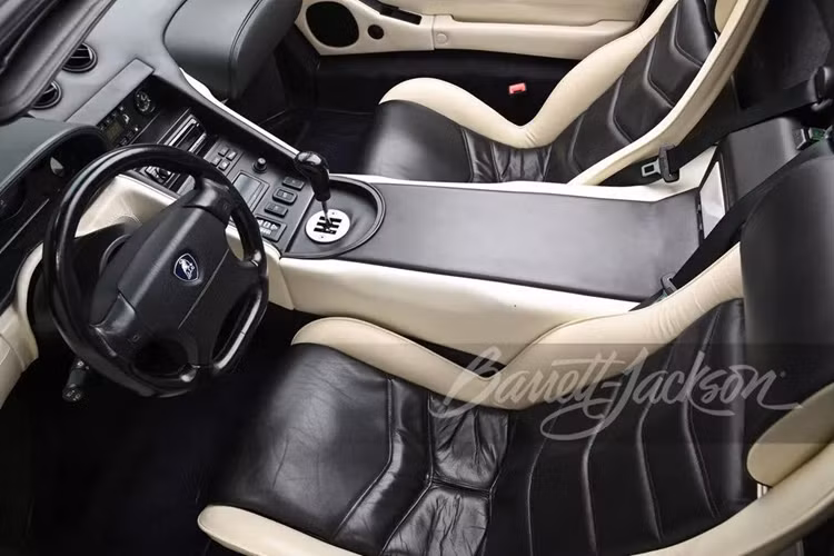 Ngay cả khi không liên quan đến vị chính trị gia kiêm cựu Tổng thống Mỹ nhiều tranh cãi này, bản thân dòng xe Diablo VT Roadster cũng đã đặc biệt khi chỉ có đúng 132 chiếc được sản xuất cho thị trường Bắc Mỹ trong khoảng thời gian từ 1997 đến 1999.