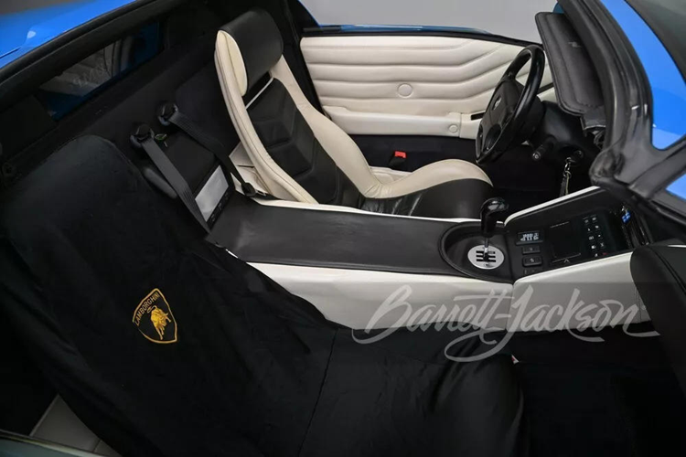 Xe vận hành bằng khối động cơ V12 5.7L với công suất 499 mã lực (367 kW) và mô-men xoắn cực đại 582 Nm. Sức kéo được truyền tới cả 4 bánh thông qua hộp số sàn 5 cấp. Bản VT Roadster có thể tăng tốc 0 – 100 km/h trong 4,1 giây trước khi chạm tới vận tốc tối đa 325 km/h.