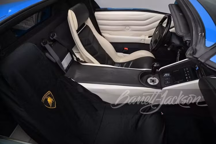 Xe vận hành bằng khối động cơ V12 5.7L với công suất 499 mã lực (367 kW) và mô-men xoắn cực đại 582 Nm. Sức kéo được truyền tới cả 4 bánh thông qua hộp số sàn 5 cấp. Bản VT Roadster có thể tăng tốc 0 – 100 km/h trong 4,1 giây trước khi chạm tới vận tốc tối đa 325 km/h.