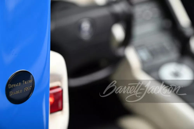 Chính vì nhờ vào quan hệ tốt với Lamborghini nên ông Trump đã được đặt xe với màu sơn Blu Le Mans – vốn chưa được chính thức đưa vào bảng màu lựa chọn của xe hồi năm 1997. Vì vậy, ông Trump không chỉ có vinh dự là một trong số những người sở hữu siêu xe Diablo sớm nhất, mà còn có xe với màu xanh Blu Le Mans đầu tiên.