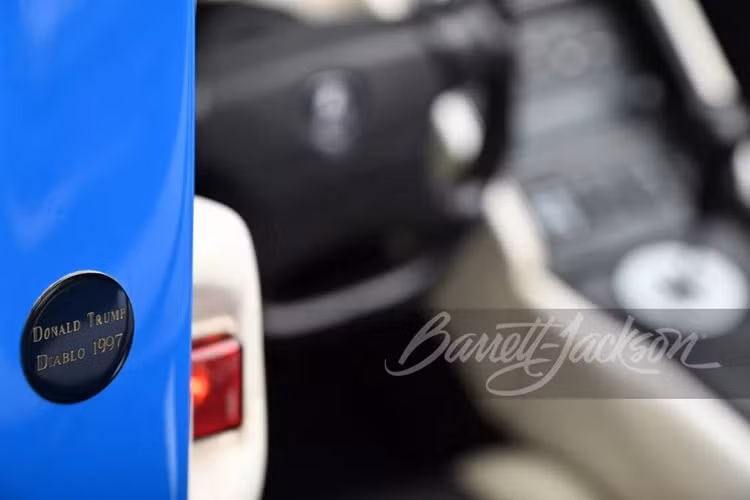 Chính vì nhờ vào quan hệ tốt với Lamborghini nên ông Trump đã được đặt xe với màu sơn Blu Le Mans – vốn chưa được chính thức đưa vào bảng màu lựa chọn của xe hồi năm 1997. Vì vậy, ông Trump không chỉ có vinh dự là một trong số những người sở hữu siêu xe Diablo sớm nhất, mà còn có xe với màu xanh Blu Le Mans đầu tiên.