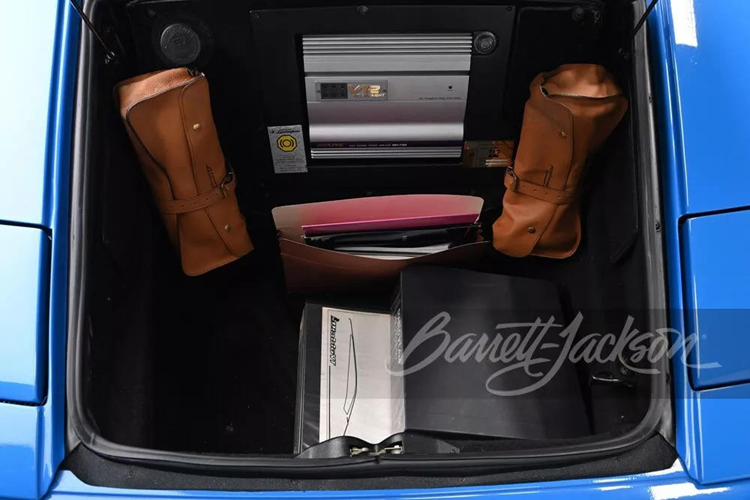 Xe có nội thất hai tông màu với đồng hồ analog và bộ điều khiển điều hòa có 1 màn hình dạng kỹ thuật số nhỏ. Chúng được song hành cùng với hệ thống âm thanh Alpine và cần số bố trí theo hình chữ H.