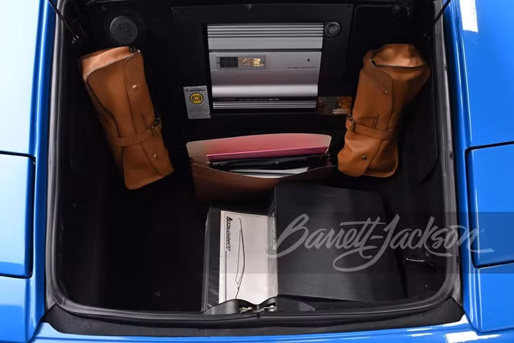 Xe có nội thất hai tông màu với đồng hồ analog và bộ điều khiển điều hòa có 1 màn hình dạng kỹ thuật số nhỏ. Chúng được song hành cùng với hệ thống âm thanh Alpine và cần số bố trí theo hình chữ H.