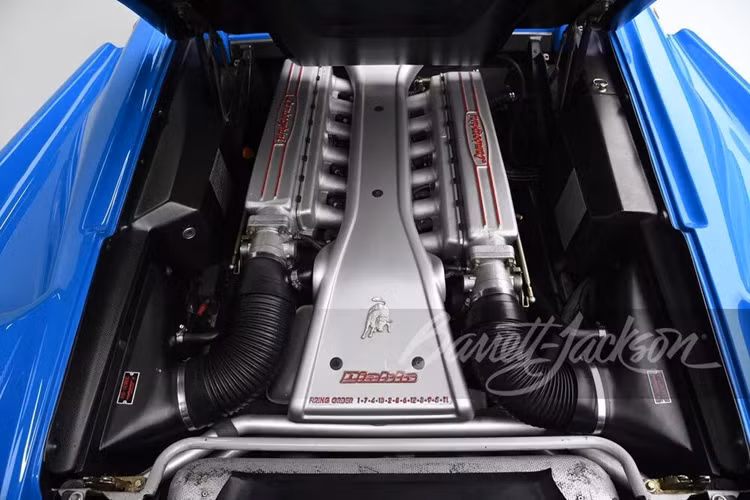 Đơn vị đấu giá Barrett-Jackson không tiết lộ thêm nhiều về thông tin xe, chỉ cho biết rằng nó sẽ được bán mà không cần đặt trước, đi kèm với tài liệu, túi đựng dụng cụ và áo trùm xe. Chiếc Diablo VT Roadster này cũng có vẻ ở tình trạng tốt vì nước sơn gần như nguyên vẹn và bộ mâm 5 chấu trông gần như mới.