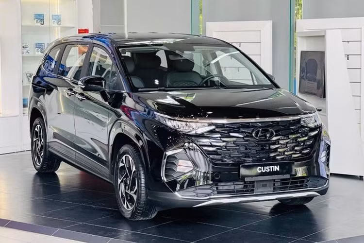 Mặc dù là một trong những mẫu xe nổi bật trong phân khúc MPV trên thị trường hiện nay bởi hàng loạt trang bị hiện đại ngang tầm xe sang, tuy nhiên, Hyundai Custin tại Việt Nam lại không bán chạy như kỳ vọng.