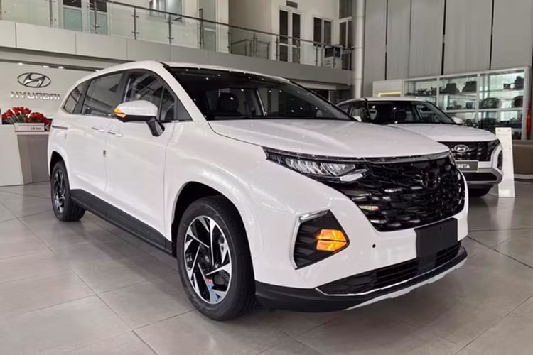 Trong khi đó, Toyota Innova Cross có doanh số cao hơn, lên tới 2.334 xe. Ra mắt thị trường Việt Nam vào tháng 9/2023, Hyundai Custin có 3 phiên bản, đi kèm giá bán dao động từ 850 - 999 triệu đồng. Mẫu MPV này sở hữu kích thước khá rộng rãi với chiều dài x rộng x cao lần lượt là 4.950 x 1.850 x 1.725 (mm), trục cơ sở dài 3.055 mm.