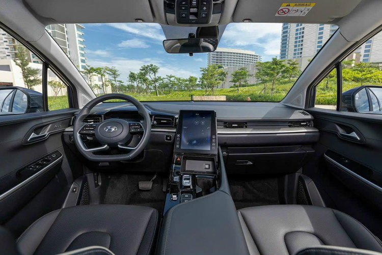 Bên trong khoang cabin của Hyundai Custin là không gian nội thất 3 hàng ghế với 2 ghế thương gia ở giữa. Hàng ghế trước có đủ tính năng chỉnh điện, sưởi ấm và làm mát trong khi 2 ghế giữa có thể ngả tối đa 135 độ. Ngoài ra, 2 ghế thương gia này còn có tính năng chỉnh điện 10 hướng, sưởi ấm, làm mát, sạc điện thoại không dây và bàn làm việc.