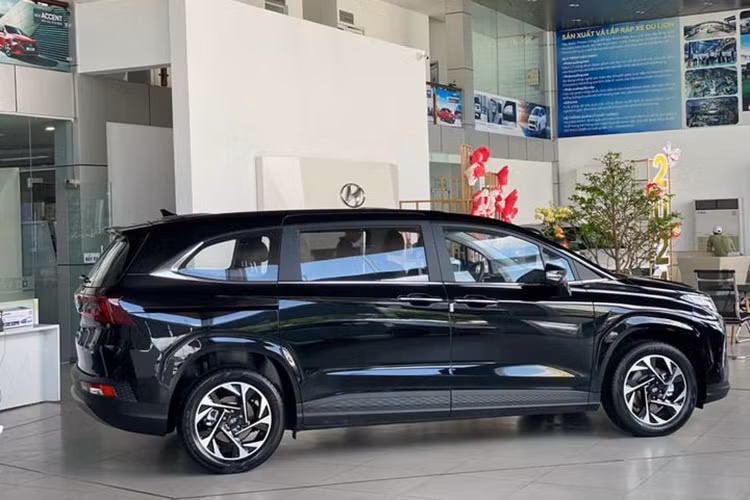 So với giá niêm yết mà Hyundai công bố (915 triệu đồng), chiếc xe này có giá thấp hơn 85 triệu đồng. Nếu so với Toyota Innova Cross bản máy xăng, mức giá này cũng chỉ cao hơn 20 triệu đồng. Tính đến hết tháng 7/2024, Hyundai Custin đạt doanh số 1.429 xe, trung bình khoảng 200 xe/tháng.