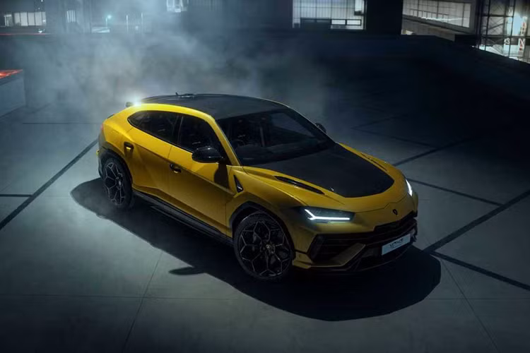 Nếu người dùng sử dụng Urus SE trên cùng một loại lốp, mẫu xe thậm chí có thể chạy nhanh hơn Urus Performante, thời gian tăng tốc của xe cũng tương đương Performante và sẽ thú vị hơn vì chúng tôi có thể chạy với hệ dẫn động cầu sau nhiều hơn.”