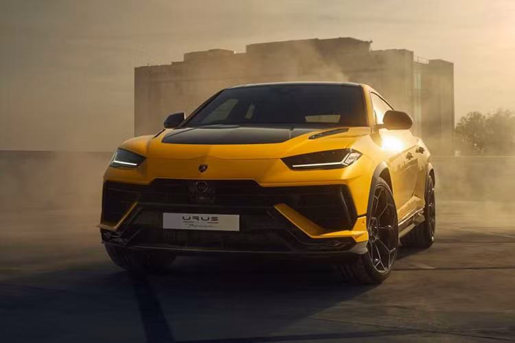 Khi Lamborghini ra mắt Urus Performante, mẫu xe được phát triển hướng đến hiệu suất và lập kỷ lục Pikes Peak vài ngày trước khi ra mắt chính thức. Mẫu xe này không còn được sử dụng hệ thống treo khí nén có trong Urus S mà thay bằng hệ thống treo thể thao hơn, bổ sung thêm chế độ Rally.