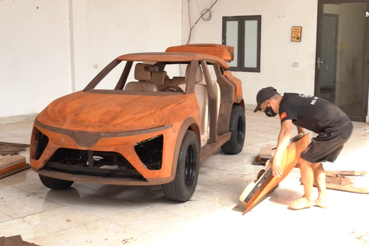 Không chỉ trau chuốt ở ngoại thất, bên trong khoang cabin của xe cũng được hoàn thiện hoàn toàn bằng gỗ, bao gồm: ốp cửa, bảng điều khiển, cửa gió điều hòa và cả ghế ngồi.