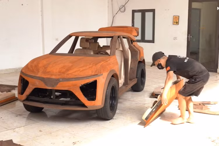 Không chỉ trau chuốt ở ngoại thất, bên trong khoang cabin của xe cũng được hoàn thiện hoàn toàn bằng gỗ, bao gồm: ốp cửa, bảng điều khiển, cửa gió điều hòa và cả ghế ngồi.