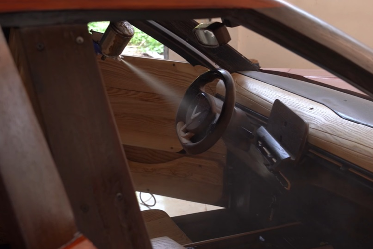 Từng chi tiết nhỏ trên xe điện VinFast VF7 bằng gỗ như: logo, hệ thống đèn pha, đèn hậu đều được anh Đạo lắp ráp cẩn thận, vô cùng tỉ mỉ.