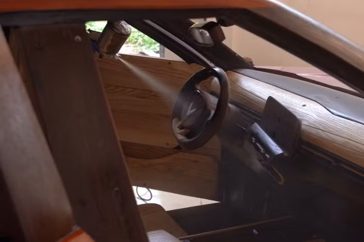 Từng chi tiết nhỏ trên xe điện VinFast VF7 bằng gỗ như: logo, hệ thống đèn pha, đèn hậu đều được anh Đạo lắp ráp cẩn thận, vô cùng tỉ mỉ.