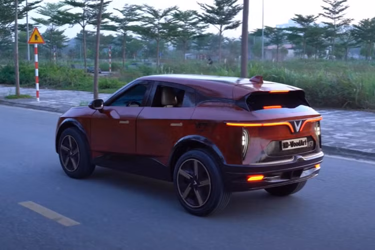 Ngoài chiếc xe SUV VinFast VF7 chạy điện bằng gỗ này, trước đây anh Đạo cũng từng nhiều lần “gây sốt” cộng đồng mạng với hàng loạt những video kỳ công chạm khắc các mẫu xe đình đám khác.