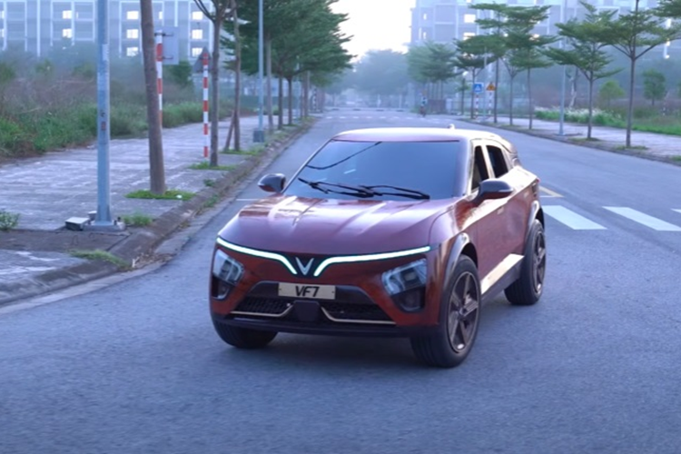 Gần đây, anh lại tiếp tục khiến cộng đồng mạng phải trầm trồ khi chế tạo thành công chiếc VinFast VF7 bằng gỗ. Chiếc xe này như một món quà để anh Đạo dành tặng vợ con mình.