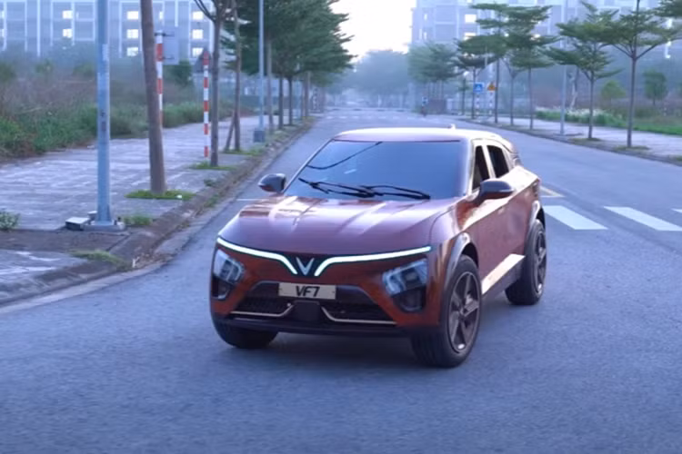 Gần đây, anh lại tiếp tục khiến cộng đồng mạng phải trầm trồ khi chế tạo thành công chiếc VinFast VF7 bằng gỗ. Chiếc xe này như một món quà để anh Đạo dành tặng vợ con mình.