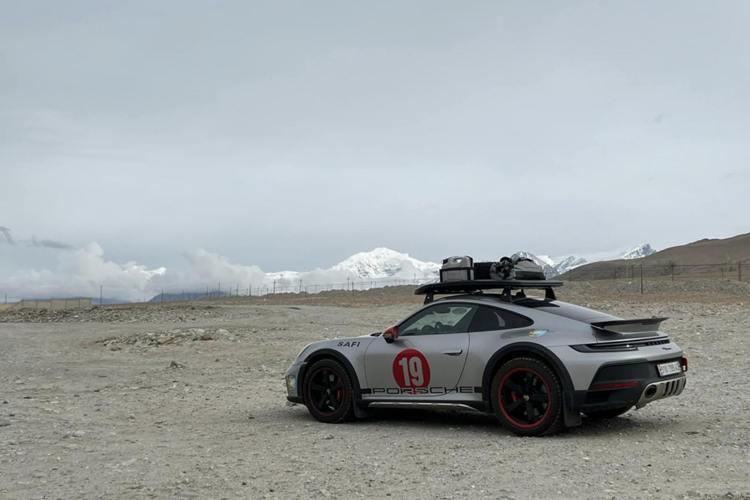 Cung cấp sức mạnh cho Porsche 911 Dakar là động cơ boxer 6 xi lanh 3.0L có công suất 473 mã lực và mô-men xoắn 570 Nm, đi kèm với đó là hộp số tự động PDK 8 cấp và hệ dẫn động AWD. Sức mạnh này, giúp xe có thể tăng tốc lên 100 km/h trong chỉ 3,4 giây và đạt tốc độ tối đa 240 km/h.