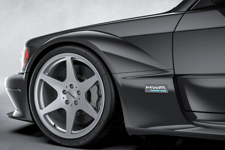 Xe được trang bị bộ mâm 6 chấu đi kèm hệ thống đĩa phanh đường kính 380 mm ở cầu trước và 360 mm ở cầu sau. Thiết kế mâm xe được bê nguyên từ “đàn anh” Mercedes-Benz 190E 2.5-16V Evo II sang.