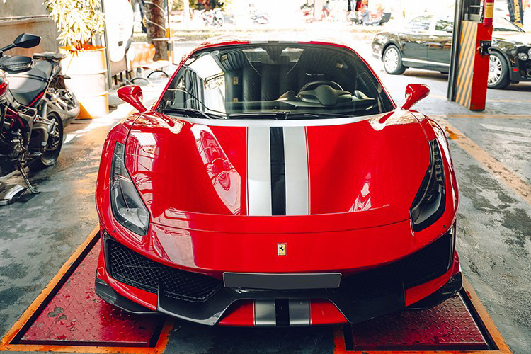 Mới đây, ông Vũ đã quyết định chi khoảng 18 tỷ đồng tậu thêm siêu phẩm Ferrari 488 Pista Coupe màu đỏ Rosso Corsa truyền thống, đi cùng đường sọc màu trắng đen chạy dọc thân xe. Trước đó, “vua cà phê Việt” đã sở hữu phiên bản mui trần của mẫu siêu xe này.