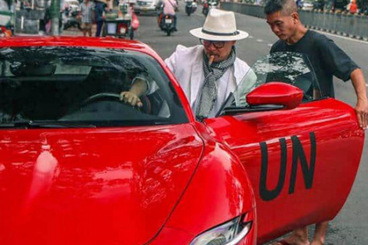 Trở thành khách hàng VIP của Ferrari, ông Vũ giờ đây có quyền ưu tiên đặt hàng trước các mẫu xe mới chưa được ra mắt công chúng. Ngoài ra, vị doanh nhân ngành cà phê còn có quyền chọn mua tất cả các phiên bản đặc biệt mà thương hiệu siêu xe này sẽ sản xuất trong tương lai.