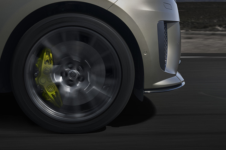 Những chiếc xe này đều được trang bị bộ phanh gốm carbon tùy chọn với cùm phanh Brembo Octyma độc đáo SV và đĩa phanh trước có kích thước lên tới 440mm, lớn nhất trong ngành công nghiệp ôtô.