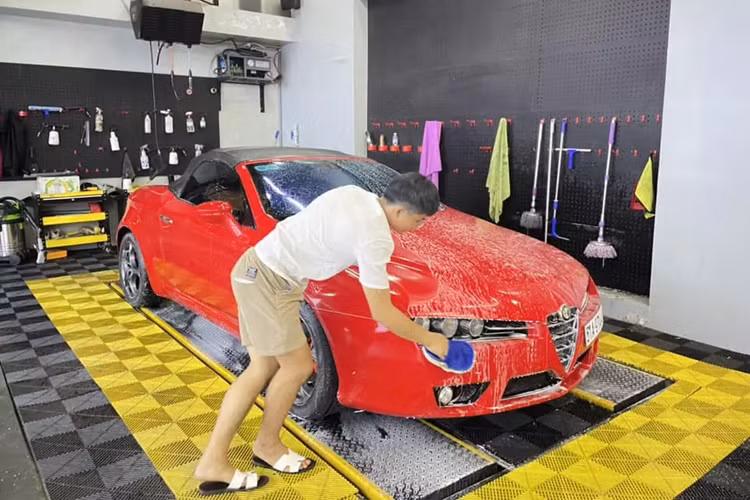 Không rõ, ở lần “sang tay” này, đại gia Đặng Lê Nguyên Vũ đã phải chi bao nhiêu tiền để mua chiếc Alfa Romeo Spider độc lạ này. Tuy nhiên, số tiền có lẽ không dưới 1,18 tỷ đồng. Chiếc Alfa Romeo Spider “Qua” Vũ mới tậu sở hữu ngoại thất màu đỏ bắt mắt.