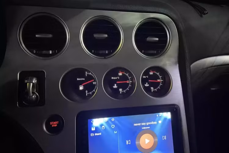 Về nội thất, bên trong khoang cabin của Alfa Romeo Spider sẽ có các trang bị cơ bản như: ghế bọc da tích hợp chỉnh điện, hệ thống giải trí đầu CD 6 đĩa với dàn âm thanh 5 loa đến từ Bose.