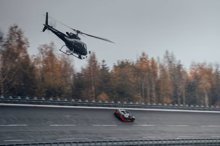 Ngoài ra, Bugatti đã chính thức rút lui khỏi cuộc đua kỷ lục tốc độ vào năm 2019 nhưng thương hiệu Molsheim không thể cưỡng lại được một lần nữa khi đã tiếp tục chinh phục kỷ lục về tốc độ.