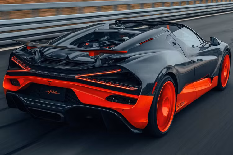 Ngoài việc có đặc quyền sở hữu một phần lớn lịch sử của Bugatti, vị khách hàng đặc biệt này đã có một kỳ nghỉ cuối tuần đáng nhớ cùng đội ngũ phát triển của thương hiệu. Sau nỗ lực lập kỷ lục thành công, anh đã cùng Andy Wallace tham gia chuyến đi trải nghiệm có thể là hành trình chở khách nhanh nhất từ trước đến nay, đạt “tốc độ gần như tương đương”.