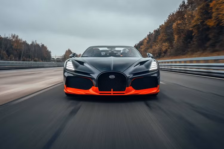 Thành tích ấn tượng này được thiết lập bởi chiếc xe kỷ lục thế giới Bugatti W16 Mistral độc đáo có giá lên tới 14 triệu Euro. Giá này gần gấp ba lần giá khởi điểm của những chiếc Mistral thông thường. Tuy nhiên, chiếc xe đặc biệt này cũng sở hữu diện mạo độc đáo ấn tượng.