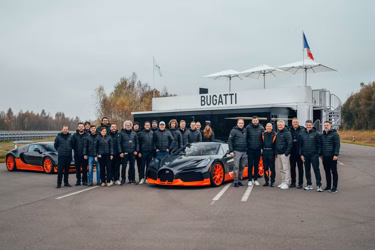 Mẫu xe World Record Car này được trang trí với hai tông màu bao gồm màu sơn am Jet Orange ở phần dưới thân xe và bộ mâm xe màu cam nổi bật tương phản với lớp sơn ngoại thất carbon đen. Khoang nội thất của xe cũng được hoàn thiện với các điểm nhấn màu cam cùng chỉ màu cam.