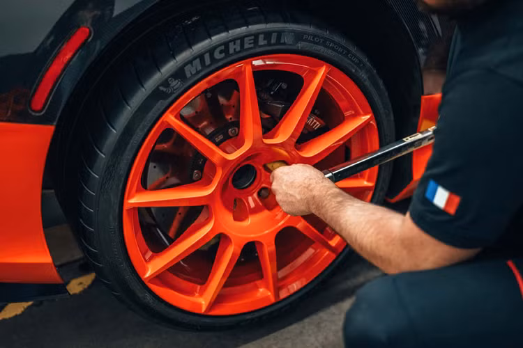 Bugatti trang bị cho chiếc xe khối động cơ W16 8.0 lít tăng áp kép 1.578 mã lực nhưng thương hiệu cho biết nỗ lực lập kỷ lục này diễn ra sau nhiều tháng chuẩn bị phức tạp và thử nghiệm được lên kế hoạch tỉ mỉ để đội ngũ phát triển có thể tự tin khám phá khả năng to lớn của xe.