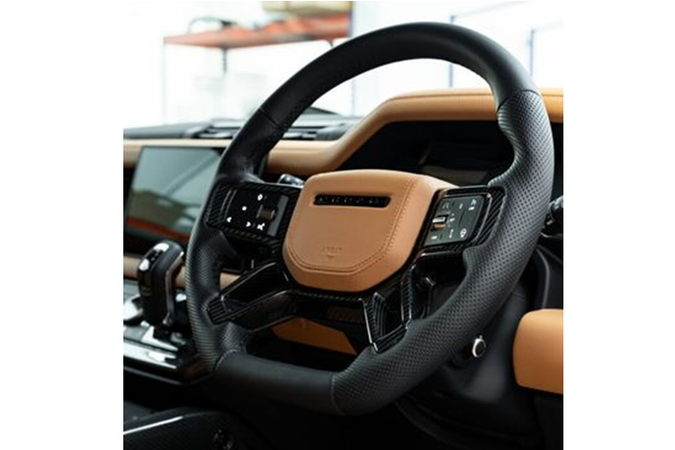 Không chỉ vậy, hãng độ Anh Quốc còn trang bị cho chiếc SUV nắp capo nhô cao kết hợp với khe hút gió ở hai bên, cánh lướt gió và bốn ống xả thể thao. Mâm xe dạng đa chấu, kích thước 24 inch đến từ thương hiệu Vossen.