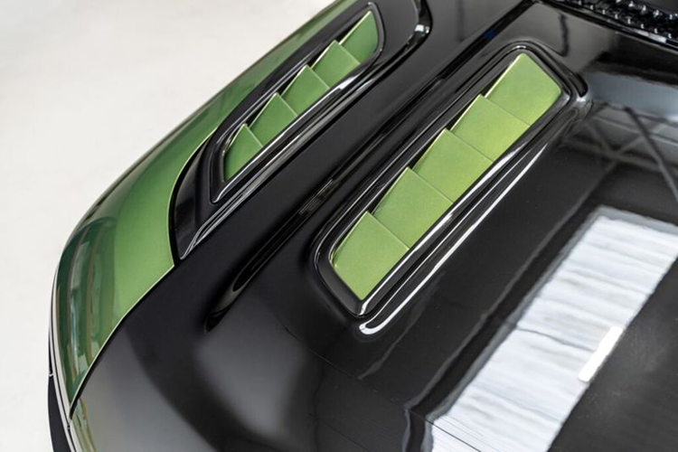 Ở bên trong, xe được trang bị ghế thể thao Recaro với họa tiết hình tổ ong và logo Urban Automotive thêu sau lưng ghế.