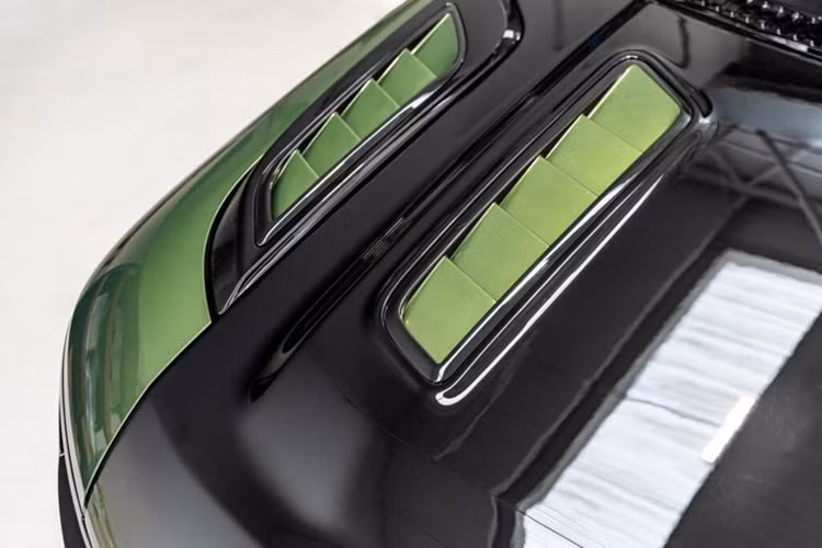 Ở bên trong, xe được trang bị ghế thể thao Recaro với họa tiết hình tổ ong và logo Urban Automotive thêu sau lưng ghế.