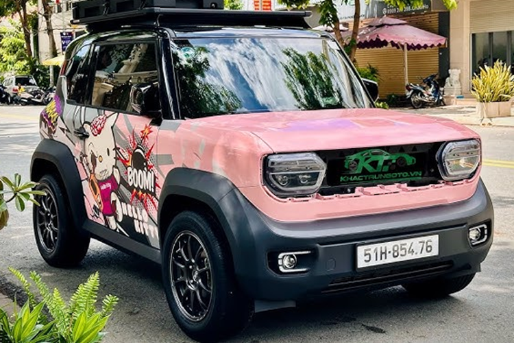 Thảm sàn cao cấp có giá 1,65 triệu đồng, cùng với hệ thống âm thanh Rainbow lên đến 28 triệu đồng, mang đến không gian giải trí chất lượng cao bên trong xe. Đồng thời, hệ thống cách âm toàn xe cũng được nâng cấp với giá 15 triệu đồng, giúp giảm thiểu tiếng ồn và tạo ra không gian yên tĩnh khi lái xe.